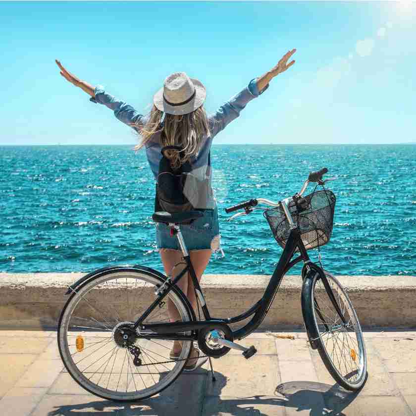 Smykke Copenhagen girl with bike enjoying life and sea view